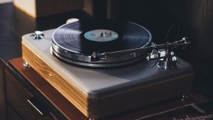 5 Best Turntable Under 200 in 2022